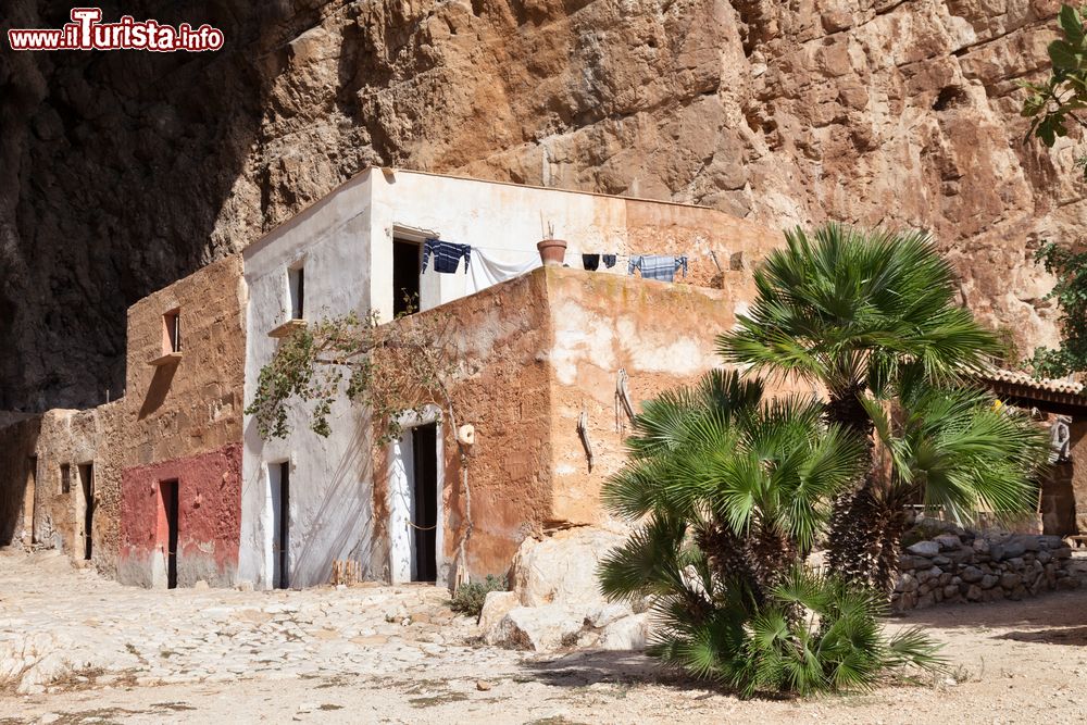 Immagine Il piccolo villaggio rurale nella Grotta di Mangiapane, Custonaci, Trapani. Qui sono stati girati alcuni episodi della serie televisiva Il commissario Montalbano.