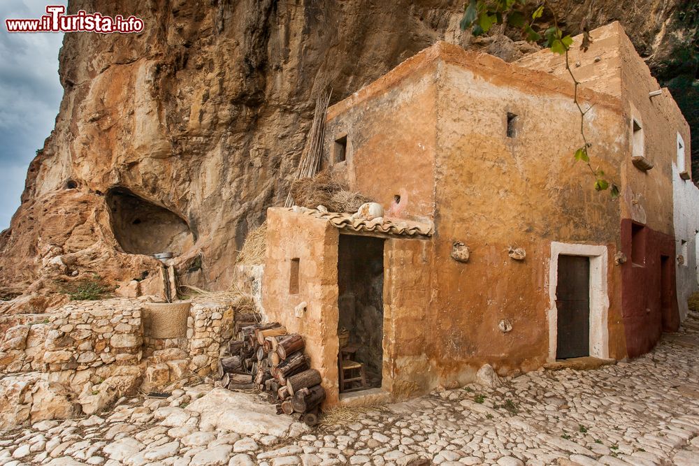 Immagine Una delle antiche abitazioni costruite nella Grotta di Mangiapane a Custonaci, provincia di Trapani (Sicilia).