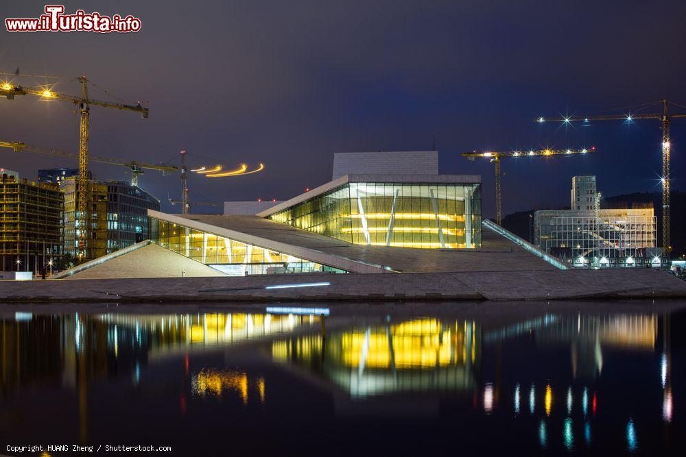 Immagine L'Opera House di Oslo by night, Norvegia. E' il più grande edificio culturale costruito in Norvegia dai tempi della cattedrale di Trondheim, importante tappa per i fedeli nel nord dell'Europa - © HUANG Zheng / Shutterstock.com