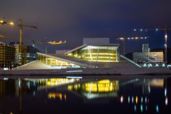 L'Opera House di Oslo by night, Norvegia. E' il più grande edificio culturale costruito in Norvegia dai tempi della cattedrale di Trondheim, importante tappa per i fedeli nel ...