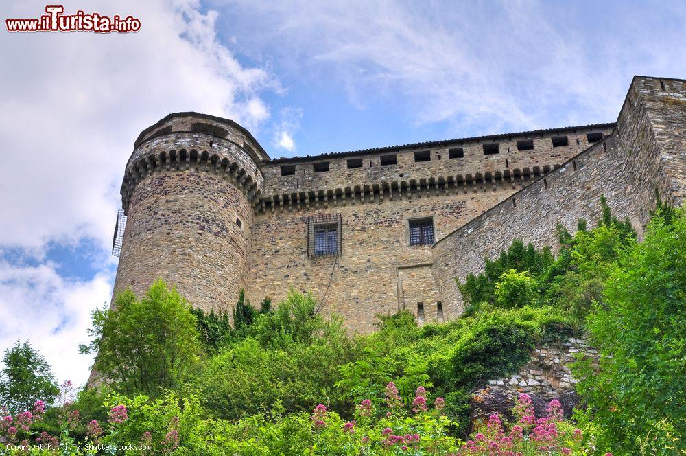 Immagine Architettura della fortezza di Bardi, Parma, Emilia Romagna.  E' arroccata da più di mille anni sopra uno sperone di diaspro rosso nel punto di confluenza dei torrenti Ceno e Noveglia - © Mi.Ti. / Shutterstock.com