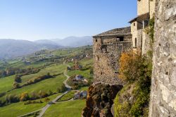 La suggestiva vallata verdeggiante che ospita Bardi e la sua fortezza di epoca medievale, Emilia Romagna - © Stefano Venturi / Shutterstock.com