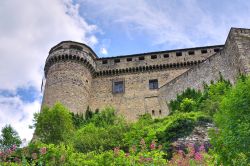 Architettura della fortezza di Bardi, Parma, Emilia Romagna.  E' arroccata da più di mille anni sopra uno sperone di diaspro rosso nel punto di confluenza dei torrenti Ceno e ...