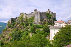 L'imponente fortezza militare di Bardi (Parma), Emilia Romagna. E' stata teatro della storia d'amore fra Soleste e Moroello, lui comandante delle truppe, lei figlia del castellano ...