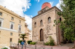 San Cataldo nel centro di Palermo, Sicilia: l'edificio religioso è riconoscibile per le tre cupole rosse sulla sommità; è considerato un capolavoro dell'arte arabo-normanna ...