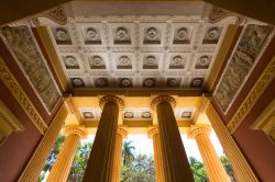 Interno del Gymnasium all'Orto Botanico di Palermo, Sicilia. Costruito dall'architetto francese Léon Dufourny, è il simbolo di quest'istituzione museale. Un tempo era ...