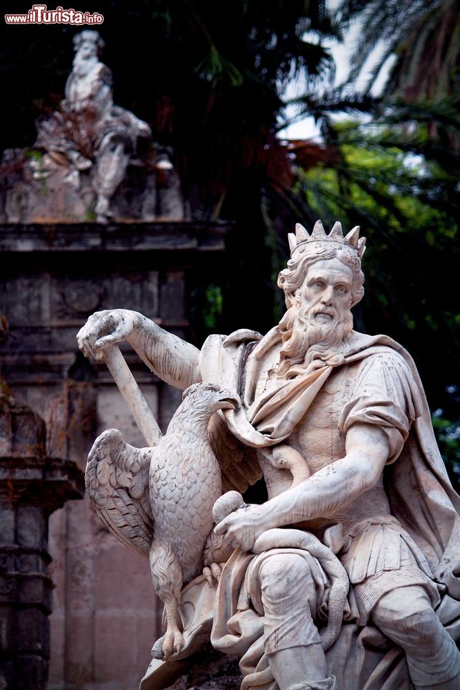 Immagine Sculture all'Orto Botanico di Palermo, Sicilia. E' una delle principali istituzioni accademiche italiane ed è quella che meglio di altre coniuga realtà scientifica e territorio.