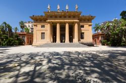 La facciata del Gymnasium con il suggestivo ingresso a colonne, Orto Botanico di Palermo (Sicilia) - © Francesca Sciarra / Shutterstock.com