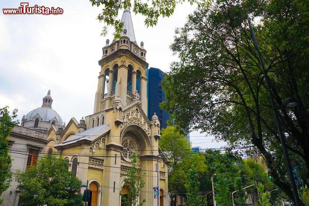 Immagine L'Iglesia de la Sagrada Familia è stata costruita nel 1910 all'incrocio tra calle Orizaba e calle Puebla nella Colonia Roma, a sud-ovest del centro storico di Città del Messico.