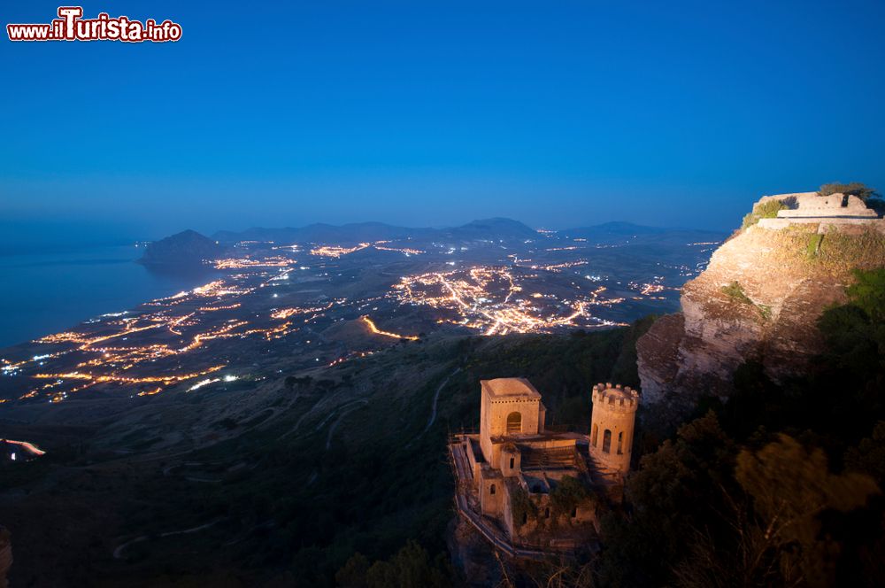 Immagine Erice by night vista dal Castello di Venere, provincia di Trapani. Sullo sfondo, il Monte Cofano e le luci della vicina cittadina di Valderice.