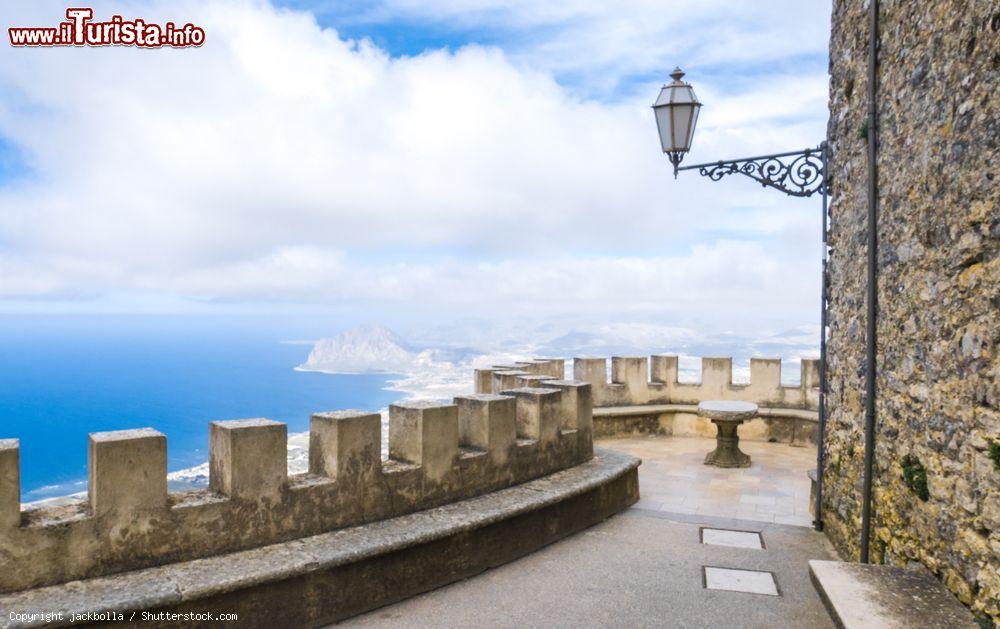 Immagine La terrazza panoramica del Castello di Venere a Erice, Sicilia. Da qui si ammira una suggestiva veduta del Golfo di Trapani - © jackbolla / Shutterstock.com