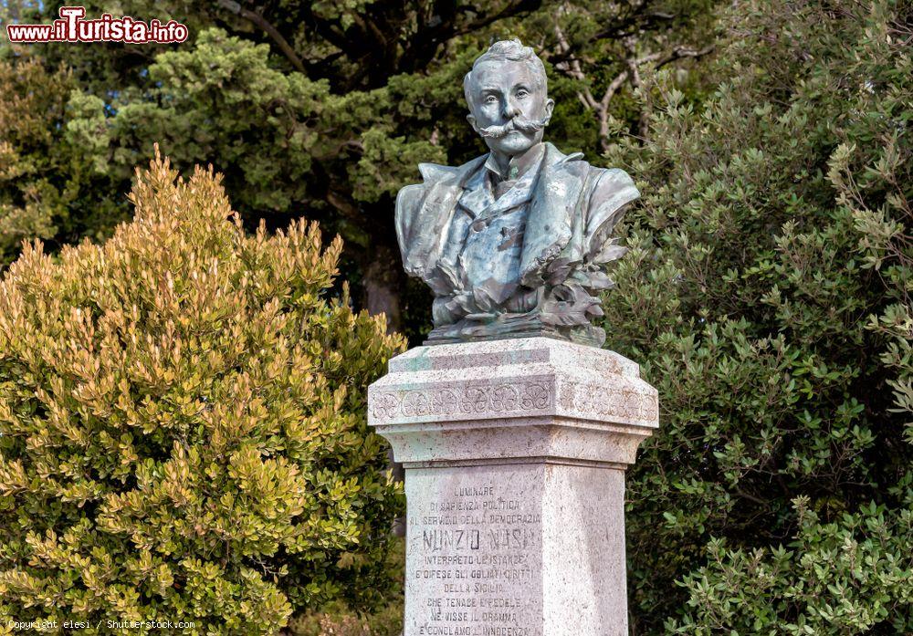 Immagine Monumento a Nunzio Nasi nel giardino del Castello di Erice, Sicilia. Politico italiano nato a Trapani e scomparso a Erice, Nasi fu più volte ministro del Regno d'Italia - © elesi / Shutterstock.com