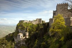 Veduta panoramica delle tre antiche fortezze di Erice, provincia di Trapani, Sicilia - © Sofia Kozlova / Shutterstock.com