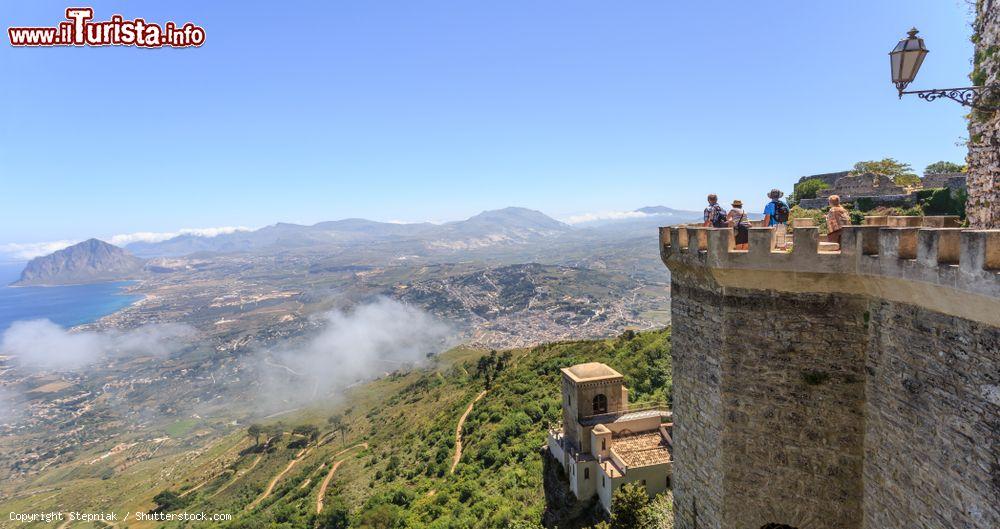 Immagine Punto panoramico al Castello di Venere, Trapani: sullo sfondo la città siciliana di Erice - © Stepniak / Shutterstock.com