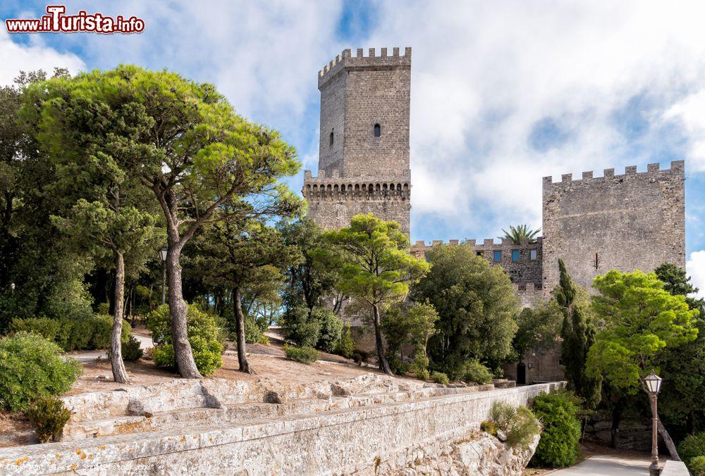 Immagine Torre merlata del Castello di Venere a Erice, Sicilia - © elesi / Shutterstock.com