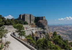 Il medievale castello di Erice, Trapani, Sicilia. Per la sua costruzione furono utilizzati anche frammenti di un antichissimo santuario e del tempio di epoca romana - © Igor Dymov / Shutterstock.com ...