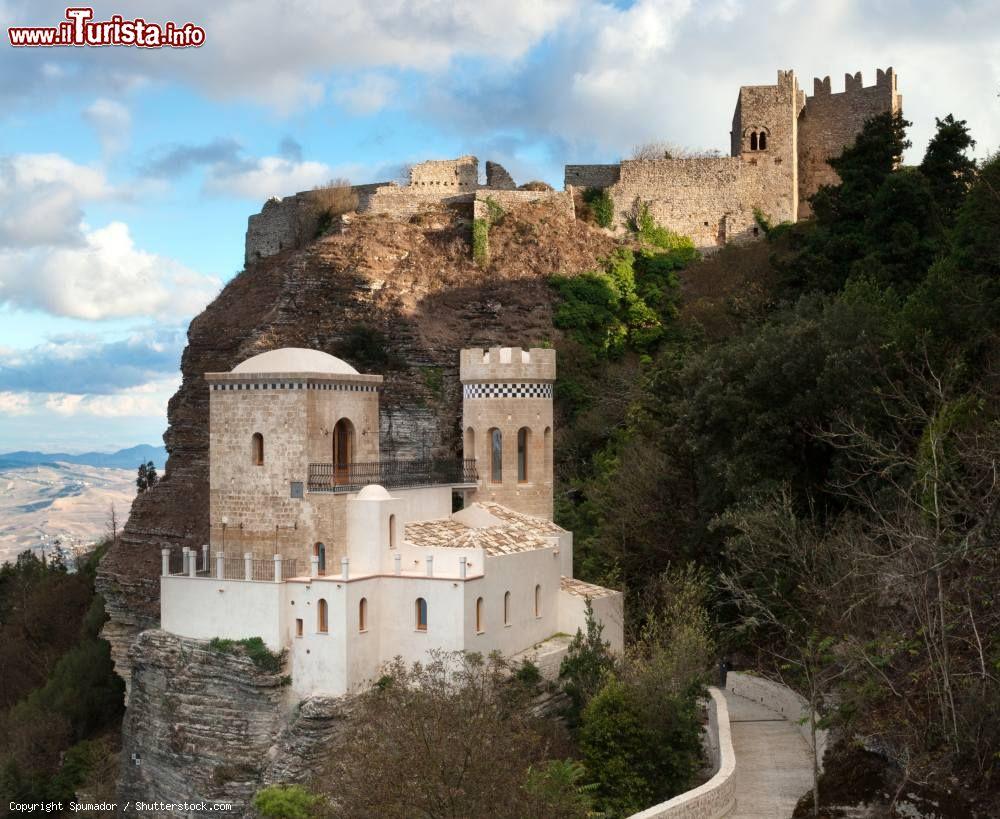 Immagine Il suggestivo castello di Torretta Pepoli a Erice, Sicilia. Qui il conte Pepoli ospitò uomini di cultura, scienziati e artisti che trovavano un pò di tranquillità nella vita isolata di montagna - © Spumador / Shutterstock.com