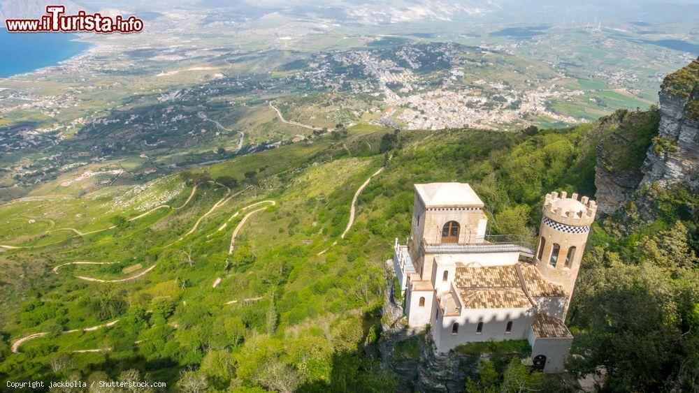 Immagine Torretta Pepoli a Erice, Trapani, vista dall'alto (Sicilia). Questo grazioso castello in miniatura sorge in cima a una collina circondata da foreste verdi - © jackbolla / Shutterstock.com