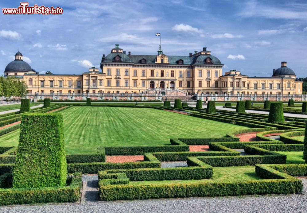 Immagine I pittoreschi giardini del castello svedese di Drottningholm, Stoccolma. Immerso in un grande parco, il palazzo è divenuto una delle principali attrazioni turistiche della città.