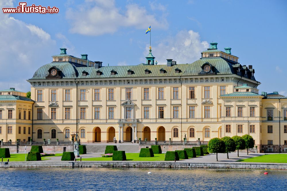 Immagine L'imponente palazzo reale di Drottningholm a Stoccolma, Svezia: questa dimora è uno dei luoghi simbolo del paese.