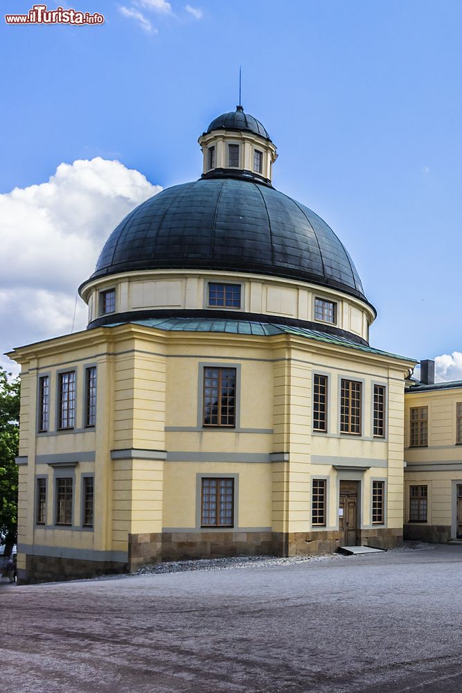 Immagine La chiesetta del 1746 nei pressi del palazzo di Drottningholm a Stoccolma, Svezia. L'edificio religioso è tutt'ora utilizzato dai fedeli della parrochia di Lovon. Al suo intenro si trovano un organo Cahman del 1730 e uno splendido arazzo.