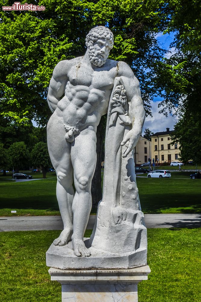 Immagine Una statua di marmo sul viale che conduce al palazzo di Drottningholm a Stoccolma, Svezia.