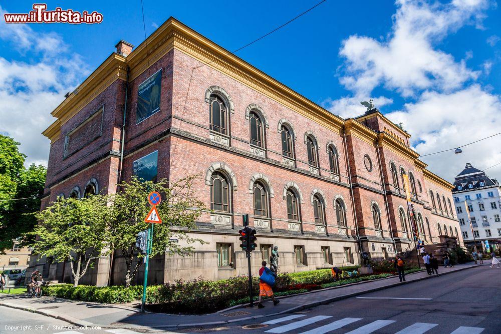 Immagine La National Gallery di Oslo, Norvegia. Fa parte del grande complesso del Museo Nazionale e ospita la maggiore esposizione di arte norvegese e straniera - © S-F / Shutterstock.com