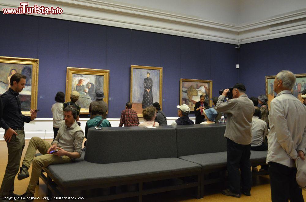 Immagine Una sala della Galleria Nazionale di Oslo, Norvegia. La sala dedicata a Munch, principale artista espressionista del paese, è la più popolare fra i turisti - © Warangkana Berg / Shutterstock.com