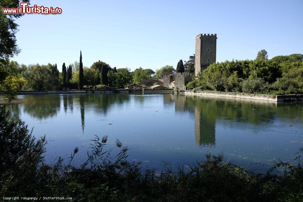 Immagine Veduta panoramica del Giardino di Ninfa, Cisterna di Latina, Lazio. Attraversato dal fiume Ninfa che deve il suo nome all'omonimo laghetto di natura risorgiva, questo parco ospita un migliaio di piante - © robypangy / Shutterstock.com