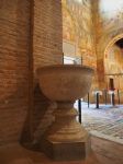 Visita della chiesa di Pomposa, Cattedrale Romanica eretta dai Monaci Benedettini  - © Gaia Conventi / Shutterstock.com