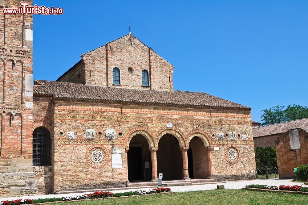 Immagine Pomposa, Codigoro: ingresso all'Abbazia Benedettina in provincia di Ferrara