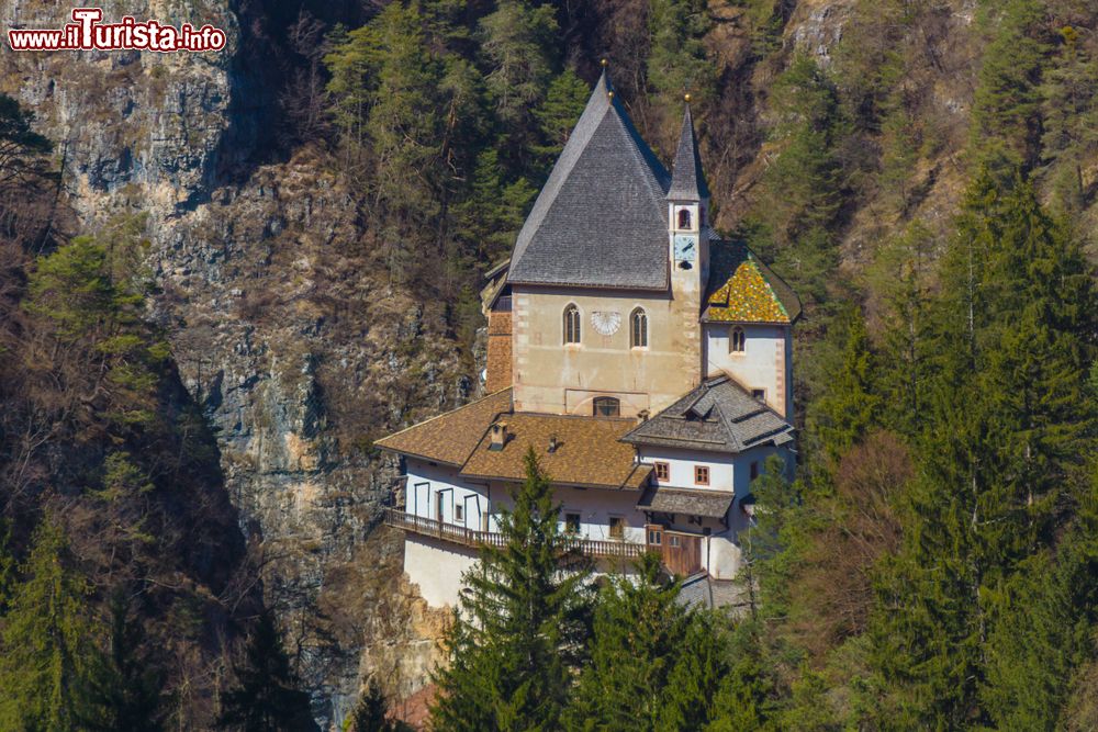 Immagine Lo sperone di roccia su cui sorge il monastero di San Romedio, Predaia, Trentino Alto Adige.