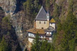 Lo sperone di roccia su cui sorge il monastero di San Romedio, Predaia, Trentino Alto Adige.

