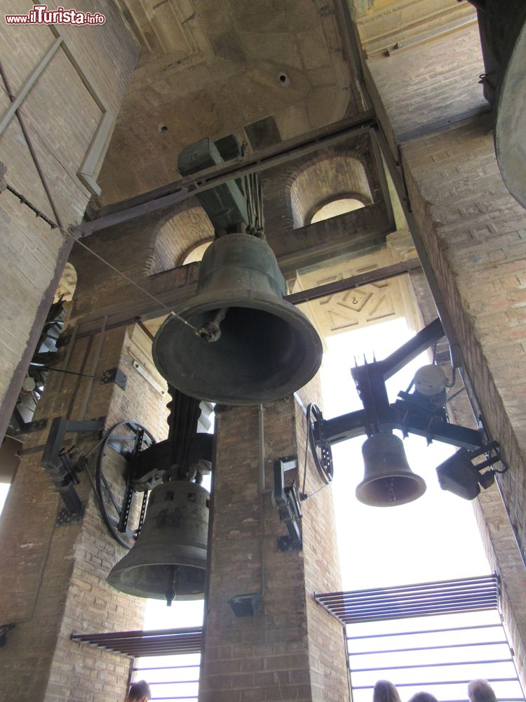 Immagine Le campane della Giralda, Siviglia: vennero aggiunte alla struttura nel 16° secolo