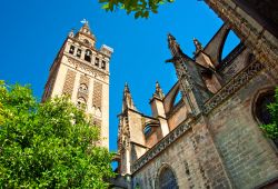 La Giralda, il minareto trasformato in torre campanaria della Cattedrale di Siviglia in Andalusia (Spagna)