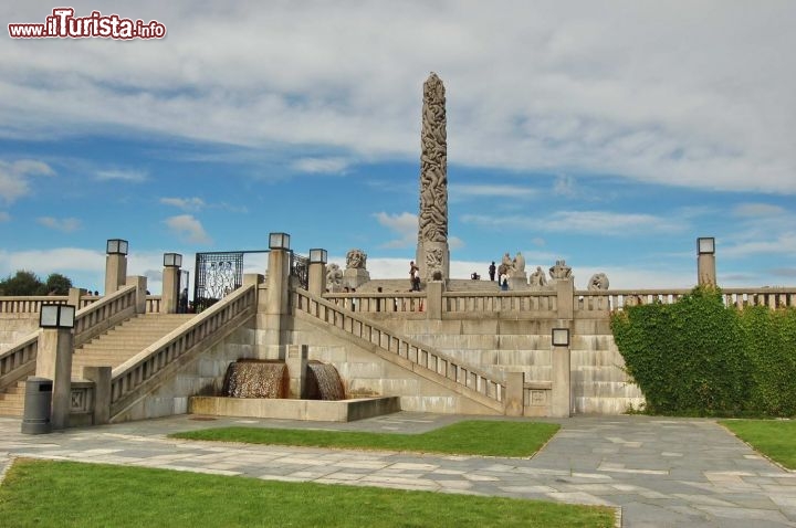 Centro del Vigeland park con obelisco