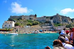 Tour in barca alle Isola Tremiti: arrivo a San Nicola - © maudanros / Shutterstock.com