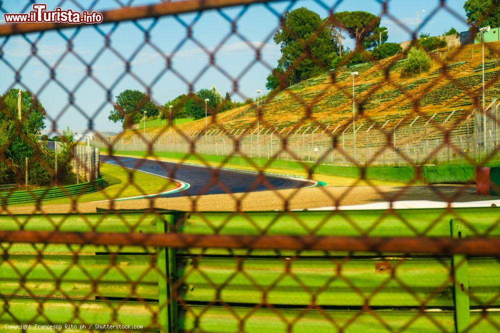 Immagine La curva Tosa dell'Autodromo di Imola - © Francesco Rito ph / Shutterstock.com