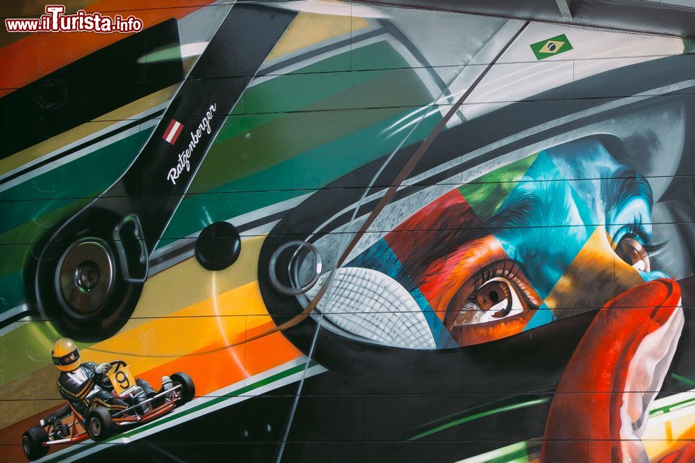 Immagine Il murale dedicato ad Ayrton Senna realizzato dall'artista Kobra all'autodromo di Imola - © MAICC