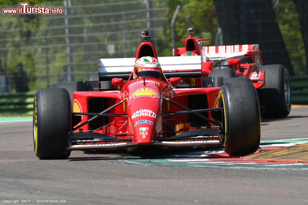 Immagine Due vetture di Formula Uno durante una rievocazione all'Autodromo Enzo e Dino Ferrari di Imola. In primo piano la Ferrari F1 412 T2 del 1995 - © Dan74 / Shutterstock.com