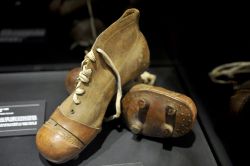 Antiche scarpe da calcio in cuoio esposte al Museo di Casa Milan - © FREEDOMPIC / Shutterstock.com