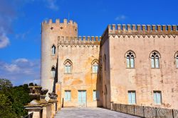 Architettura neo-gotica per il castello di Donnafugata, Ragusa. Il maniero è stato location per varie scene del film TV Il commissario Montalbano - © maudanros / Shutterstock.com ...