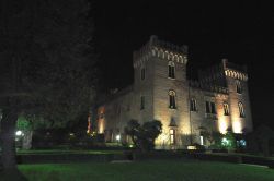 Vista serale del Castello di Bevilacqua in Veneto, dimora antica a sud-est di Verona