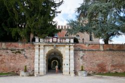 Ingresso del castello Bevilacqua a Montagnana, nel cuore della pianura veronese (Veneto). Si tratta di un maniero medievale del Trecento dove vengono ospitate cerimonie, eventi, pranzi e matrimoni ...