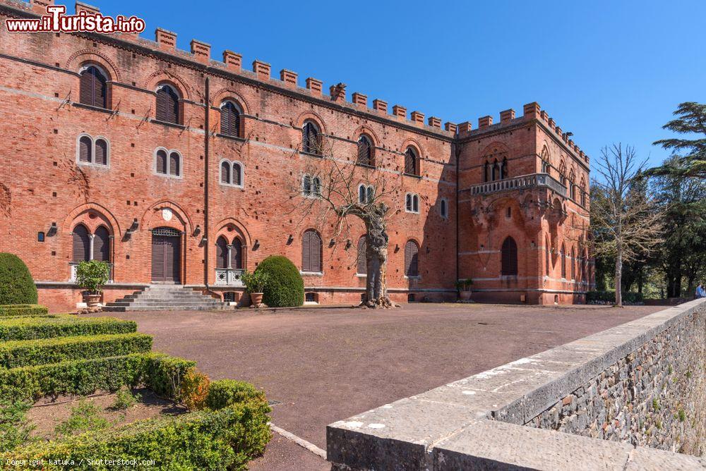 Immagine Architettura del castello di Brolio, Toscana: da antica fortezza il palazzo fu trasformato in maniero inglese utilizzando il mattone come elemento principale - © katuka / Shutterstock.com