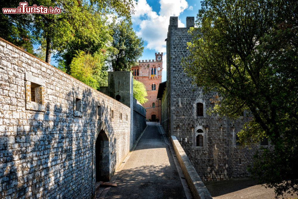 Immagine Le possenti mura del castello di Brolio, Gaiole in Chianti (Toscana). Siamo nei pressi di San Regolo, frazione del Comune di Gaiole.