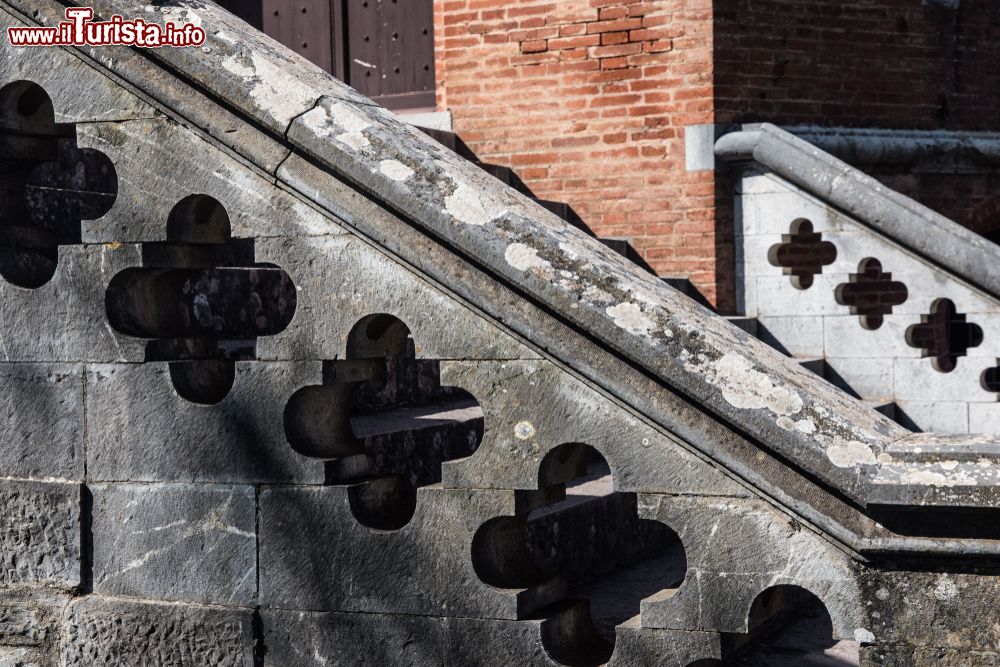 Immagine Particolare architettonico della scalinata al castello di Brolio, Toscana. Iniziato nell'XI° secolo, il maniero venen trasformato in stile revival gotico nel 1835 dal barone Bettino Ricasoli.