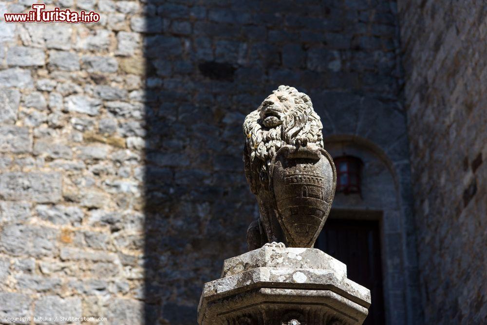 Immagine Scultura al castello di Brolio, Gaiole in Chianti (Siena). L'edificio si trova su un poggio che si stacca da uno sprone occidentale dei monti del Chianti alto - © katuka / Shutterstock.com