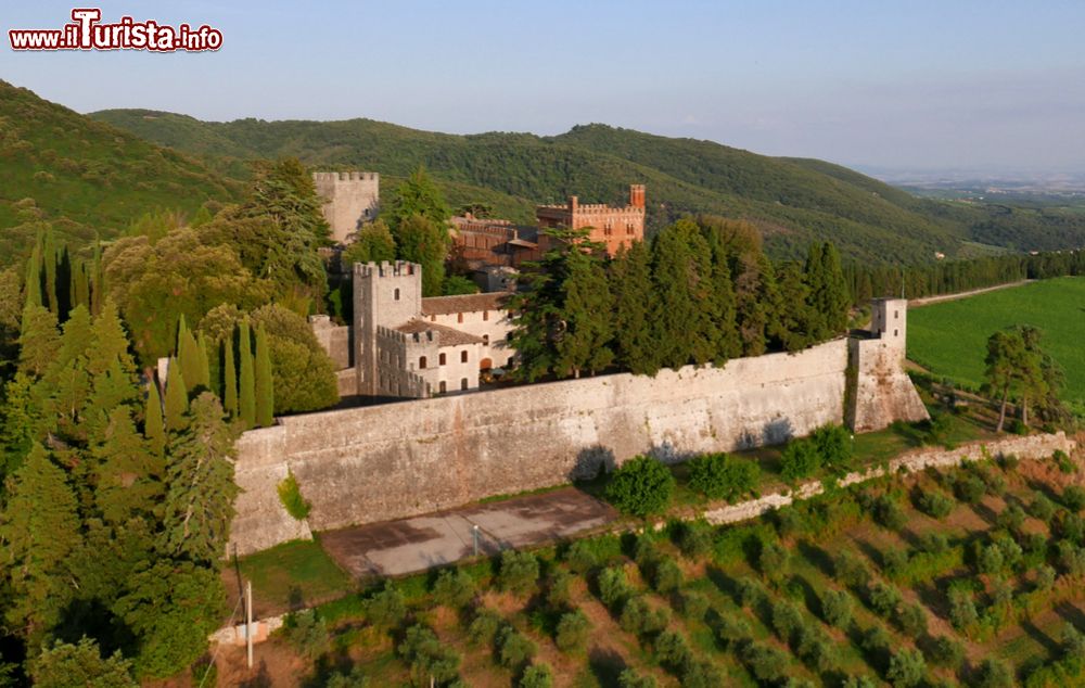 Immagine Veduta aerea del castello di Brolio, Gaiole in Chianti, Siena. Cuore della Toscana, il Chianti è un susseguirsi di splendidi paesaggi segnati da vigneti, boschi di castagni, querce e lecci.