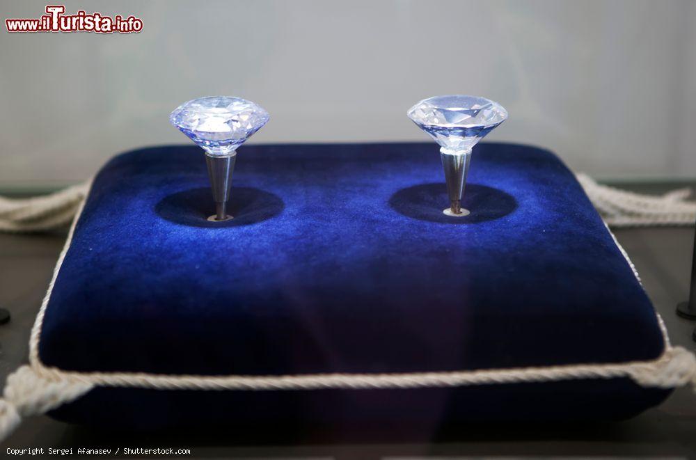 Immagine Due diamanti esposti in una delle teche del Diamond Museum di Amsterdam, Olanda - © Sergei Afanasev / Shutterstock.com